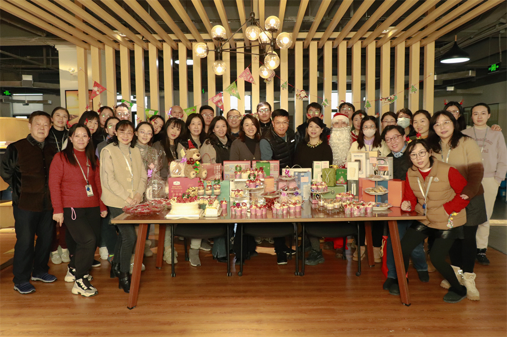 Noël chaud, les salutations ont été transmises parmi GMB