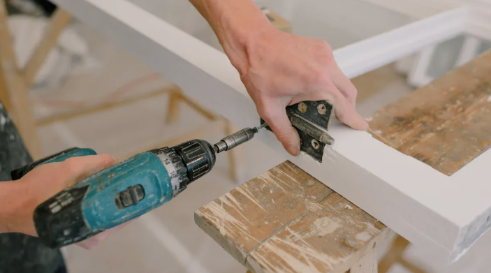 Guide de l'installation de charnières en acier inoxydable sur les portes et les armoires