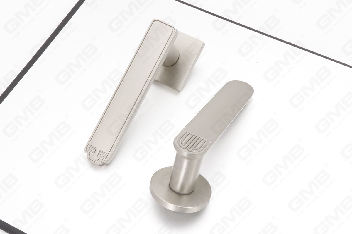 POIGN&Eacute;E EN ALUMINIUM_MG_8573